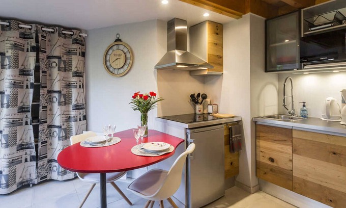 Beauchamps Cottage | Cozy Cottage with Terrace and Parking