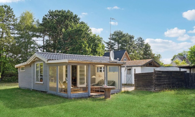 Hoeve Strand House | Cozy cottage with beautiful conservatory and great outdoor space.