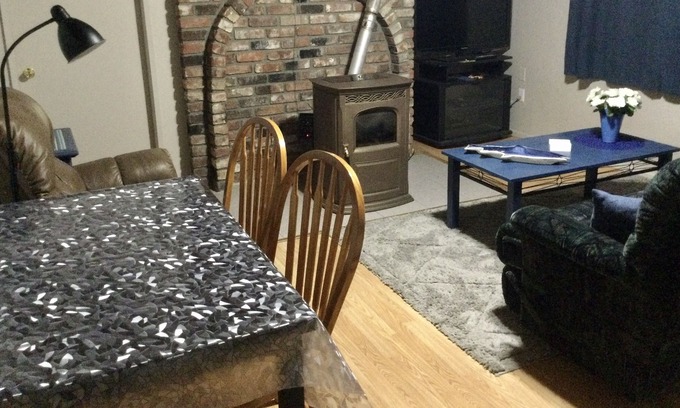 North Cowichan House | Cozy Country Suite near Cowichan Exhibition grounds