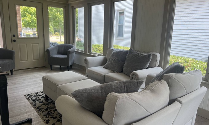 Culver House | Cozy Craftsman home located downtown Culver