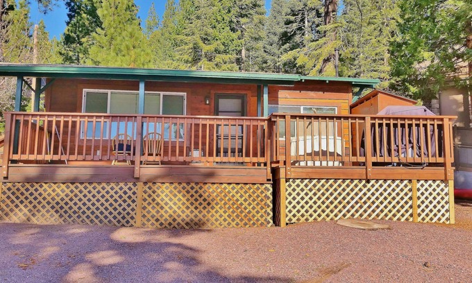 Peninsula Village Cabin | Cozy & Cute Studio Cabin, Pet Friendly with Large Deck On The Lakeshore
