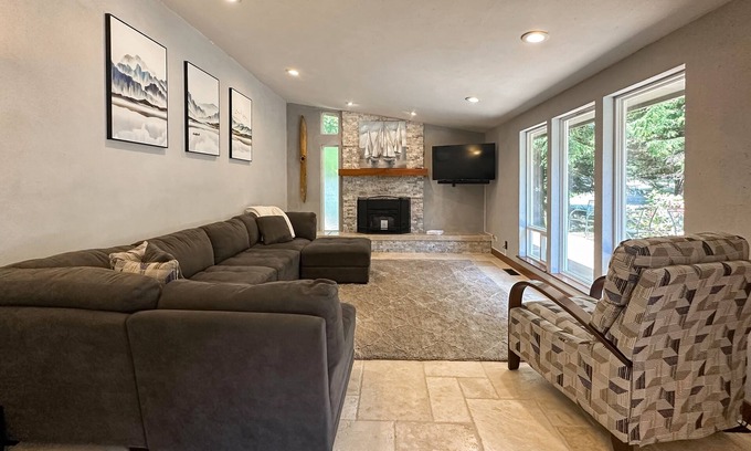 Lincoln Beach House | Cozy, Depoe Bay retreat— w/ocean & beach access via trail