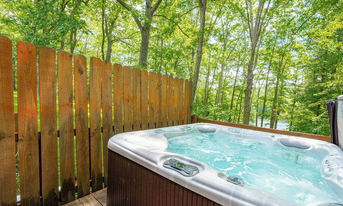 North Glade Hills House | Cozy Dog Friendly Chalet w/Views & Game Room