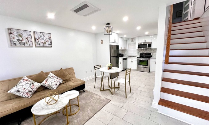 Windsor House | Cozy duplex apartment in South Windsor