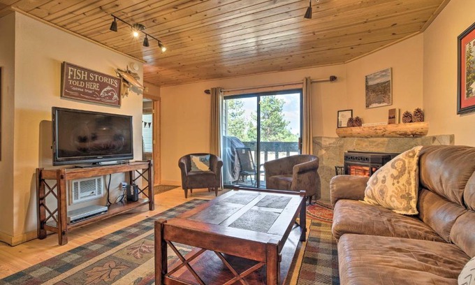 Mammoth Lakes Apartment | Cozy Family Condo in Mammoth Lakes with Balcony