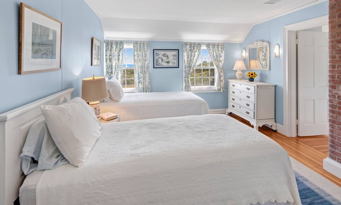 Chilmark House | Cozy Family Escape with Private Beach Access and Shared Tennis Courts