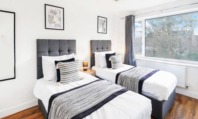 Rushmoor District House | Cozy Family Home | Pet-Friendly, Parking, Netflix