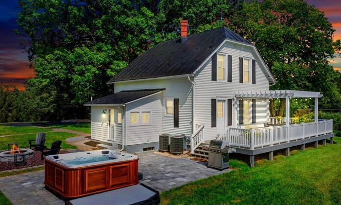 Troutville House | Cozy Farmhouse, Hot tub and Sauna on 8 acres!