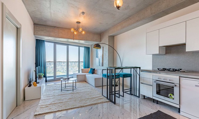 Bomonti Apartment | Cozy Flat with City View and Balcony in Sisli