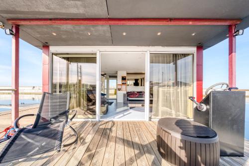 Haabersti Boat Rental | Cozy Floating house with sauna