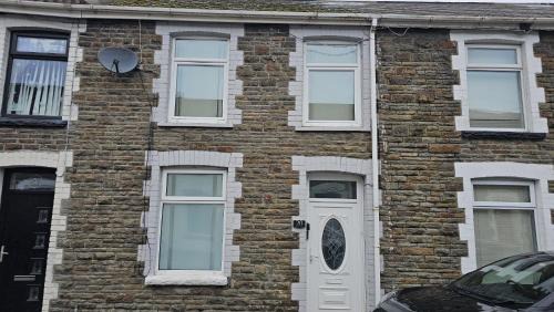 Port Talbot House | Cozy Forest Retreatlog Burnerdog Friendly