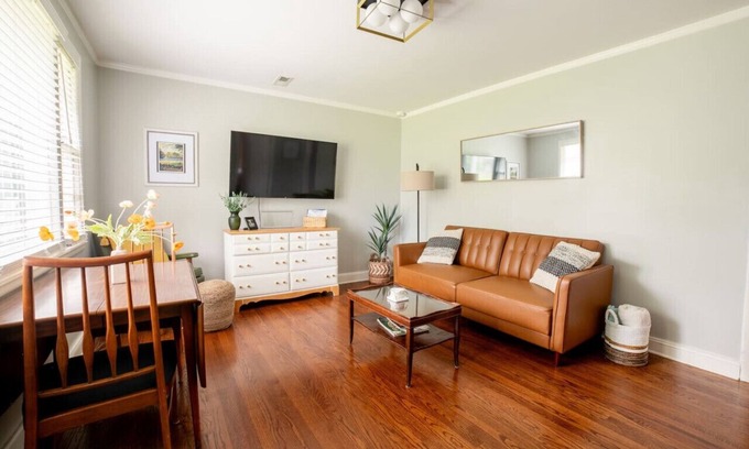 Urbandale Nations House | Cozy Getaway Mins to Downtown, Broadway & Airport