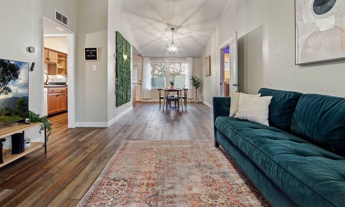 Farmers Branch House | Cozy getaway | Near Airport & Downtown | Game Room
