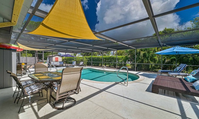 Bonita Shores Cottage | Cozy Getaway with pool and minutes to the beach!