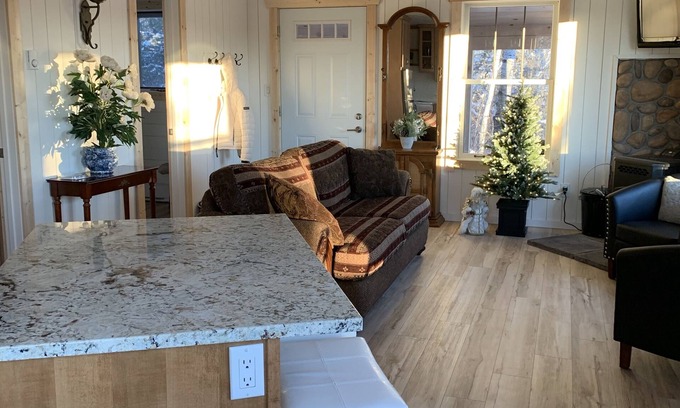 Manitoba House | Cozy Guest cottage waterfront with screened in gazebo