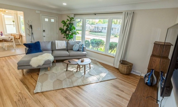 Urbandale House | Cozy Holiday Retreat near DesMoines-Perfect for Holiday Stays