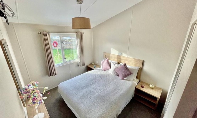 Skegness Cabin | Cozy home away from home 3 bed lodge with a hot tub @ 101 Windsor Pendine Sands.