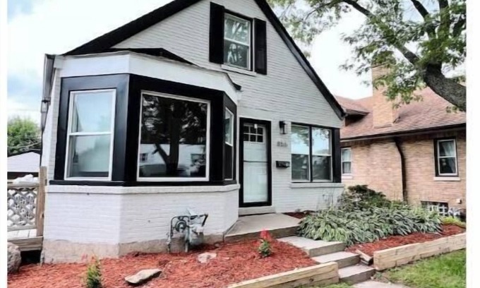 Des Plaines House | Cozy Home by O'Hare + EV Plug