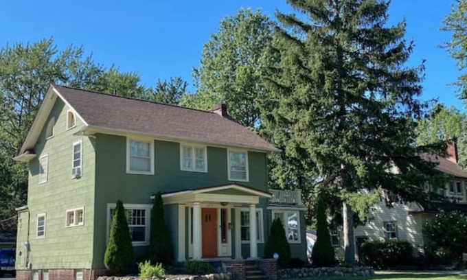 Cleveland Heights House | Cozy Home for Travelers & Patients, Pets Welcome