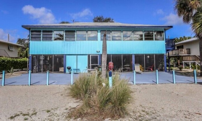 Mid Island House | Cozy home in great location, walk to beach + town