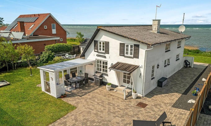 Bønnerup Strand House | Cozy home in Glesborg with WiFi