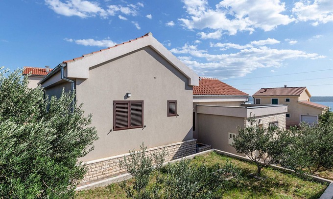 Jasenice House | Cozy home in Maslenica with WiFi