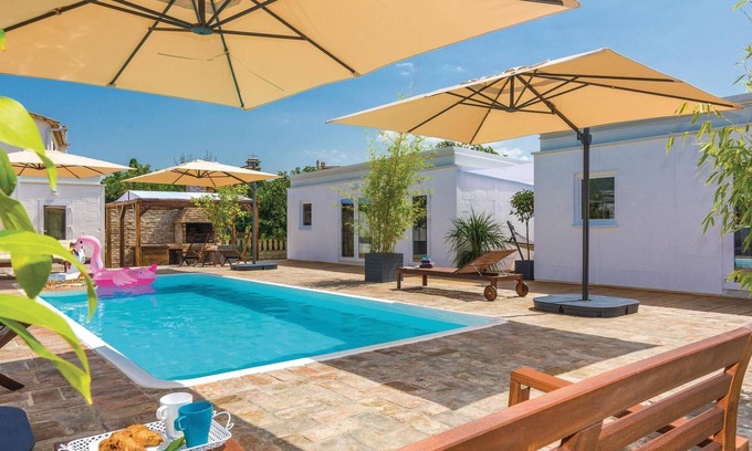 Petrcane House | Cozy home in Petrcane with WiFi