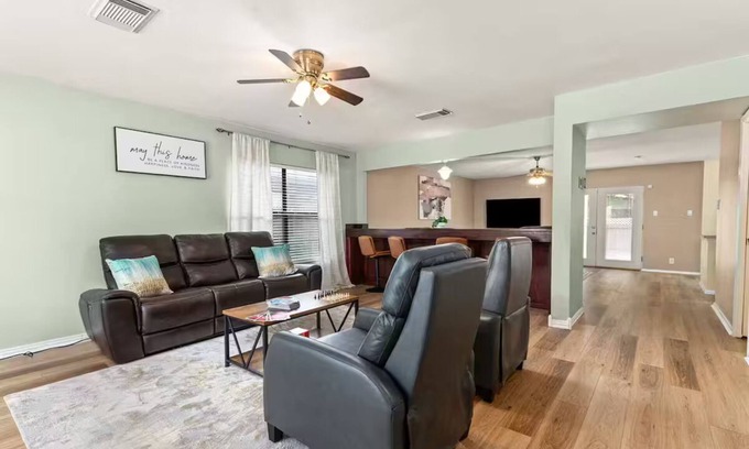 Parkwood House | Cozy Home Near Six Flags/Medical/Seaworld