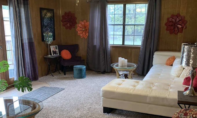 Pettit House | Cozy Home only 5 minutes from Lake Tenkiller!