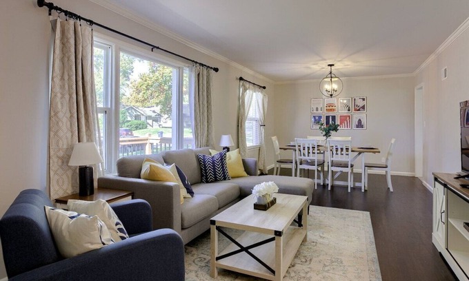 Mission House | Cozy home Sleeps 8 Minutes to Arrowhead+Pets