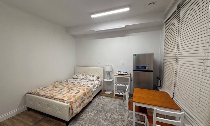 Oakridge House | Cozy house in charming Toronto with WiFi, AC