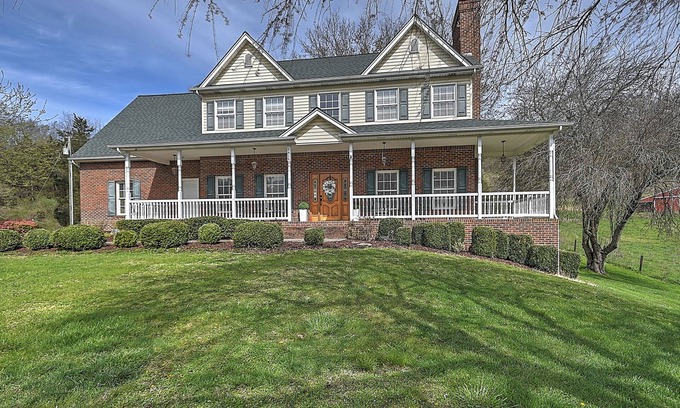 Bristol House | Cozy House On The Hill W/Hot Tub