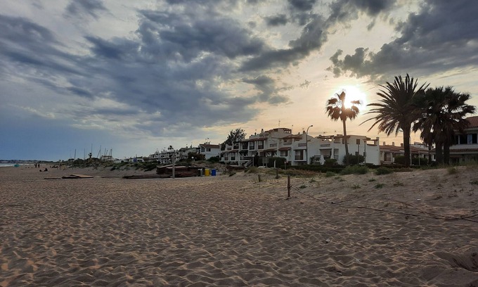 Creixell House | Cozy house with private garden in front of the sea