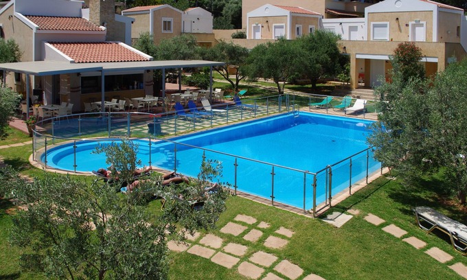 Daratsos Apartment | Cozy House with Swimming Pool Near the Sea