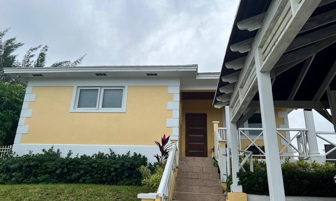 Downtown Nassau House | Cozy in paradise. 5 minutes from the beach, Fish Fry, and downtown Bay Street.