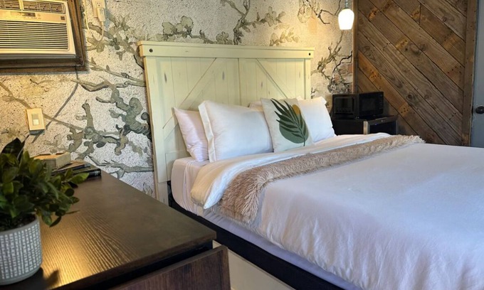 Greater East End Apartment | Cozy inner-loop guest house. A city retreat!