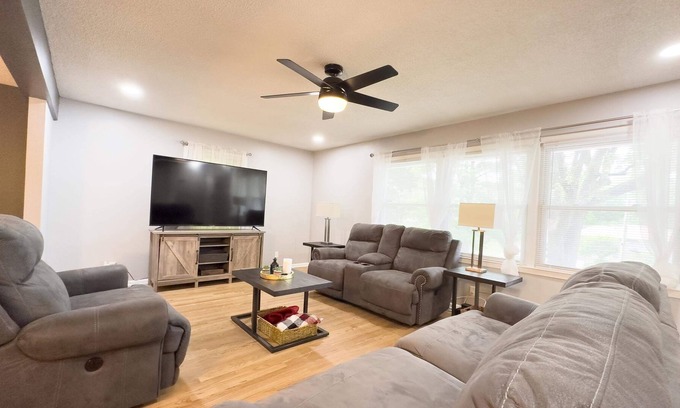 Kansas City House | Cozy KC Home 6 beds Arcade & Pool Table 15Min> PNL