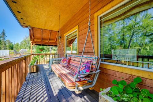 Nikiski Apartment | Cozy Kenai Abode with Private Deck 5 Mi to Ocean!