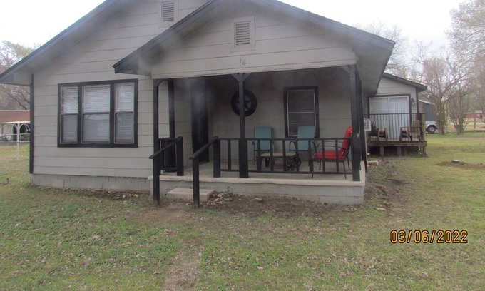 Gordonville House | Cozy Lake Texoma Retreat!! Family Sized Home!