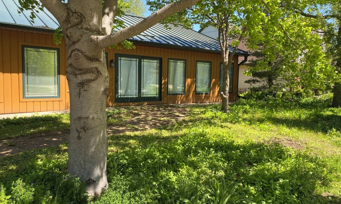 Oshkosh House | Cozy Lake view 3-bedroom house WiFi, AC in Oshkosh-Great spaces inside & out EAA