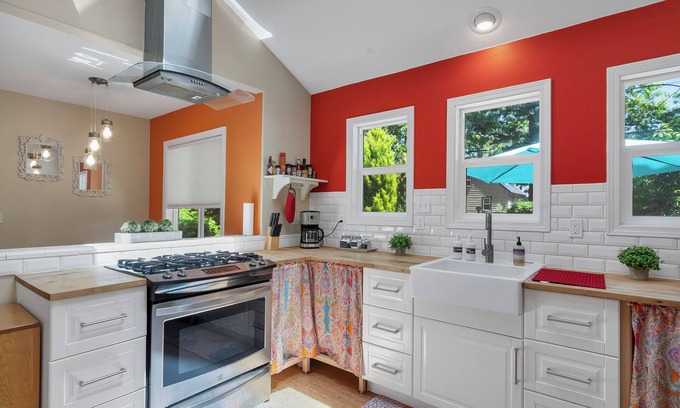 Southeast Salem Cottage | Cozy Lilly Cottage in Salem