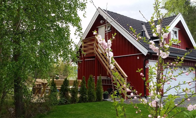 Ovre Eiker Apartment | Cozy loft with WiFi and AC in a quite residential area