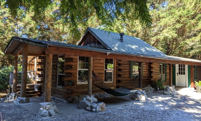 Monroe Cabin | Cozy Log Cabin in peaceful wooded surroundings