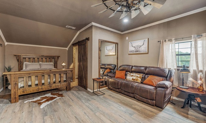 Dennis Cabin | Cozy Longhorn Suite on the River