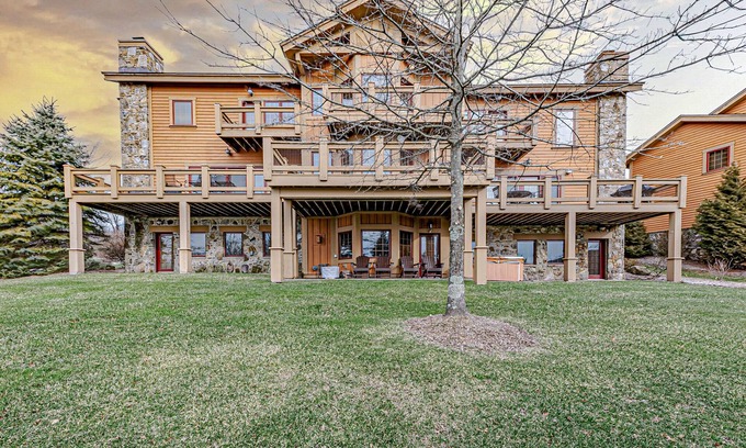 Champion House | Cozy Luxury Almost Ski-in Ski-out with Hot Tub in Southwind!