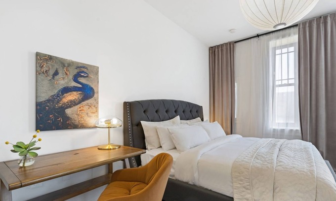 Downtown Baltimore Hotel | Cozy & Modern King Studio in Historic Mt. Vernon