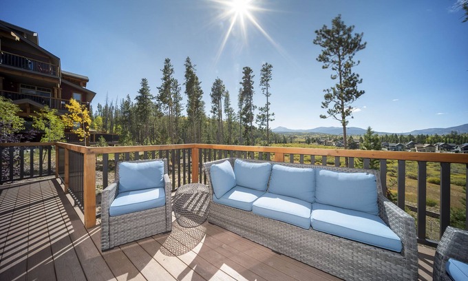 Fraser Condo | Cozy mountain condo w/views & grill