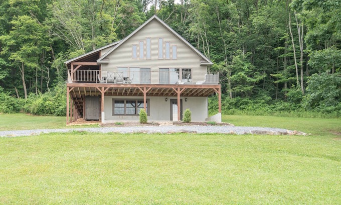 Everett Cabin | Cozy mountain escape/4 bdrm2bath/10mi to Bedford Springs/PickleBall & Basketball