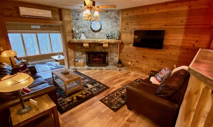 Seven Springs Condo | Cozy Mountain Getaway w/Hot Tub at Seven Springs Resort