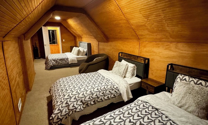 Echo Lake Cabin | Cozy Mountain Retreat, 9 Min to Sierra Slopes, Sleeps 6